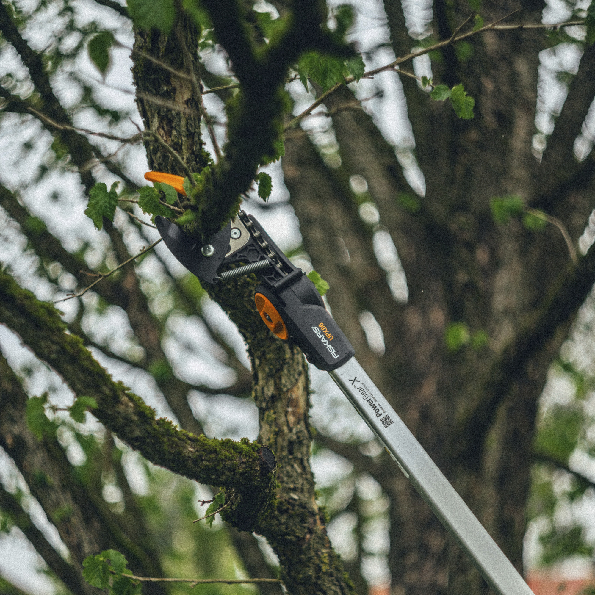 F-115012 1023624-Fiskars PowerGear X teleskoopvarrega oksalõikur UPX86_1