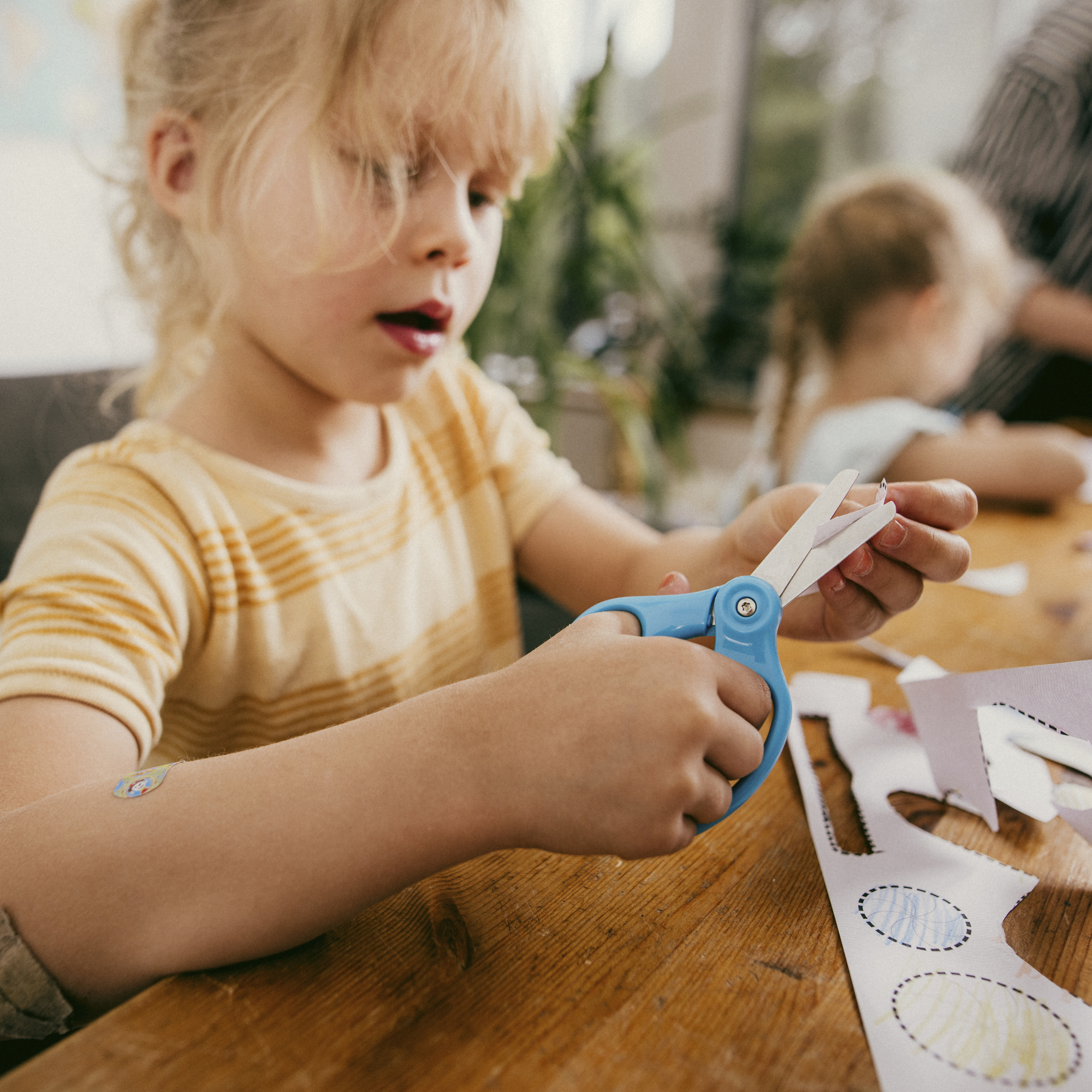 Fiskars käärid ja tegelusraamat 6+